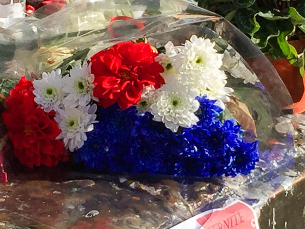 bouquets fleurs bleu blanc rouge JeSuisParis UneBougiePourParis ParisAttacks Paris novembre automne 2015 11